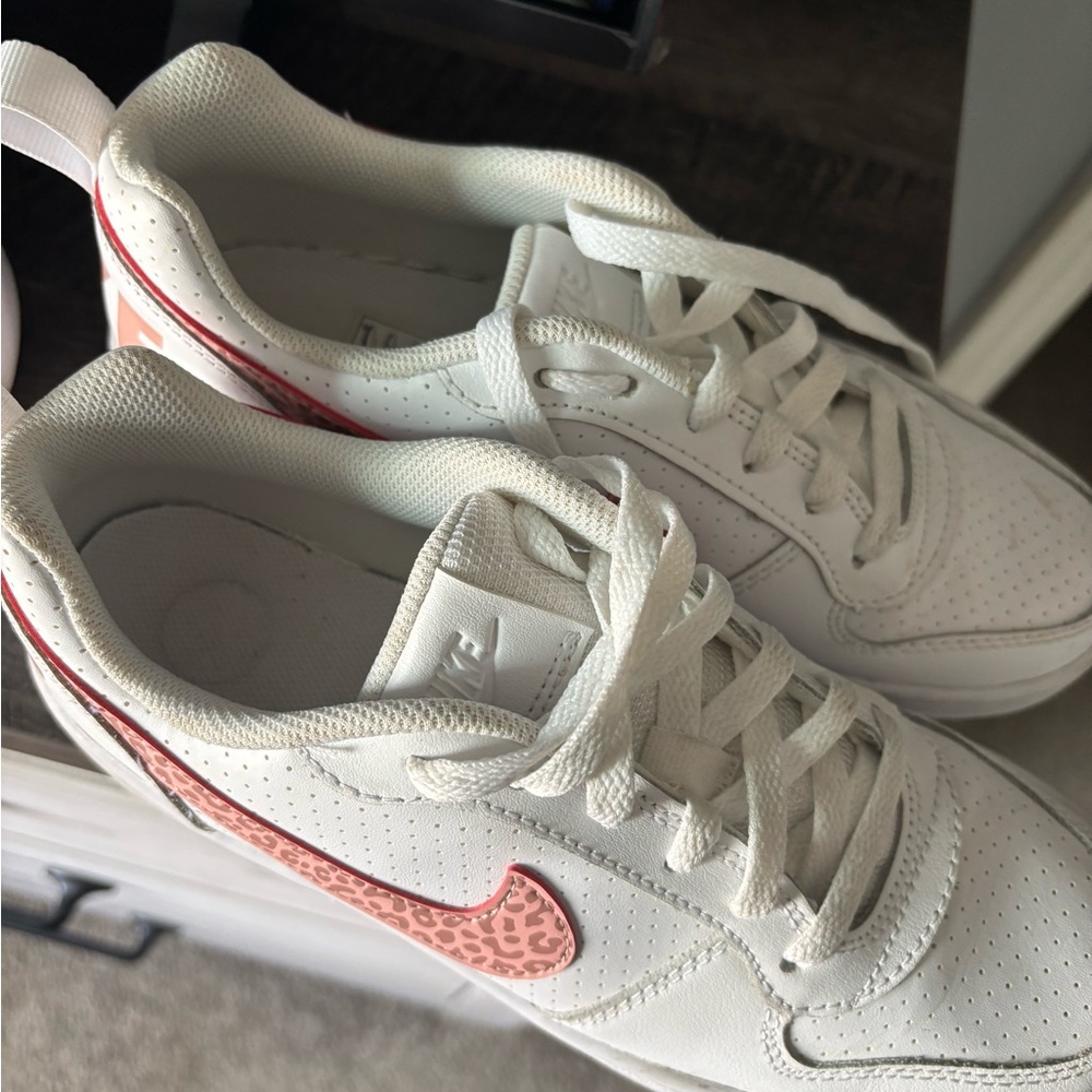 Nike White and Pink Lifestyle Sneakers